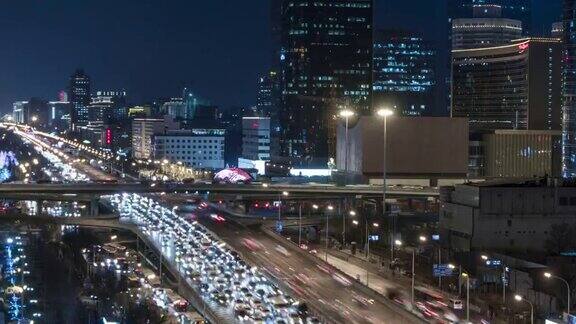 北京夜间繁忙交通的航拍图