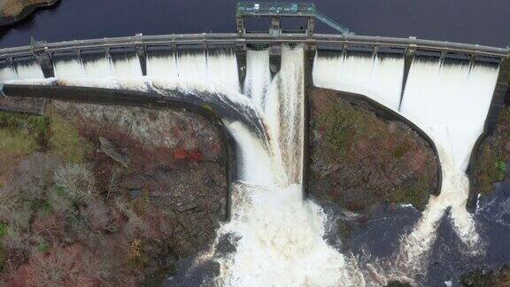 高角度鸟瞰图的水流过邓弗里斯和加洛韦西南苏格兰水电大坝