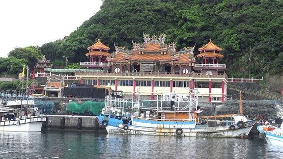 4K台湾妈祖寺在绿山有渔船的港口