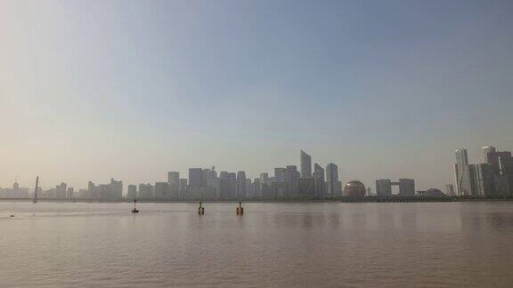 阳光明媚的一天杭州城市滨江交通市中心海湾时光流逝全景4k中国