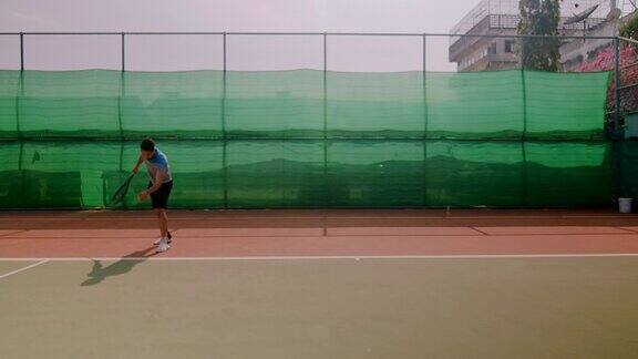 业余网球双打即将发球的慢动作动态镜头