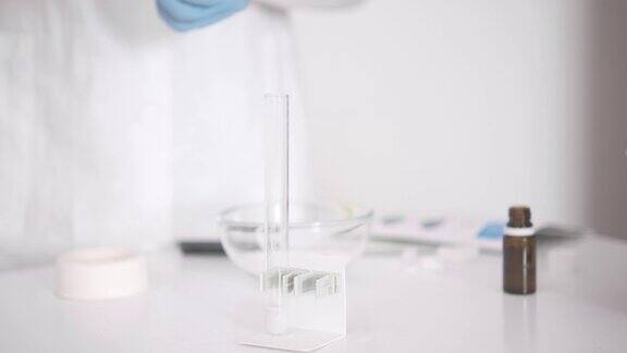 化学实验室白光房间穿白大褂的研究员进行生物实验装有蓝色液体的试管液体的研究孩子的研究