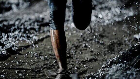 SLOMODS女性的腿在晚上跑过一个泥泞的水坑