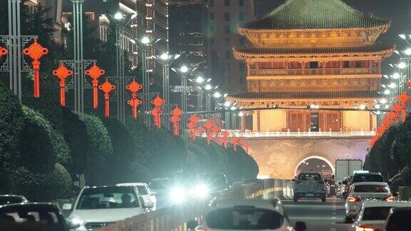 中国西安钟楼和城市交通的夜景