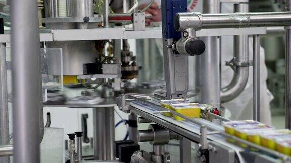 在一家公司的奶酪生产线上产品被填充和密封然后进入冷却机