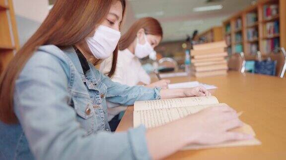 女大学生在大学图书馆看书