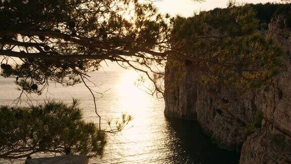 落日时分的地中海悬崖