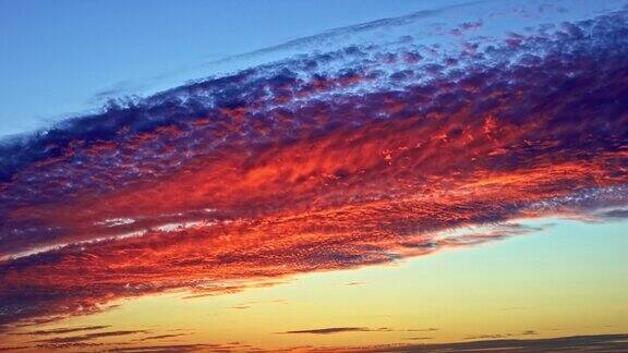 彩色的天空云风景在日落