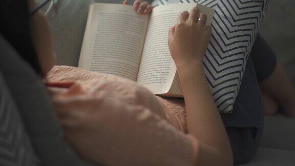 晚上在室内放松看书