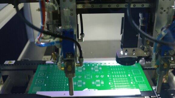 用自动机械臂组装的印刷电路板