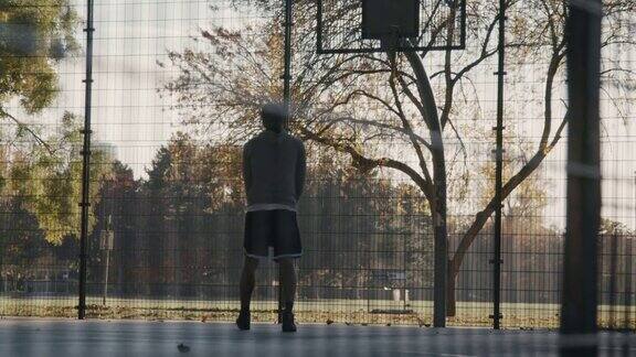 篮球运动员在室外场地练习