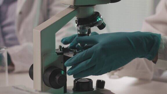 科学家把载玻片和样品放在显微镜下进行分析
