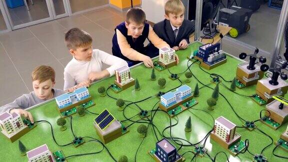 小学生在城市原型上研究可替代能源项目