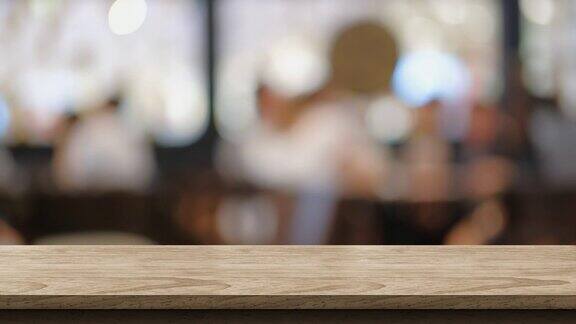 空木桌与人们在咖啡馆工作空间餐厅会面以散景灯光为背景
