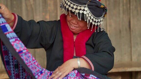 快乐的部落妇女在他的家乡缝衣服