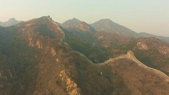 日落和山脉中的中国长城八达岭鸟瞰图揭示拍摄