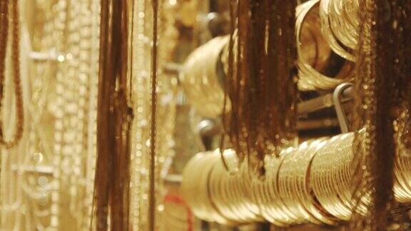 货架对焦拍摄的珠宝出售在商店迪拜阿拉伯联合酋长国