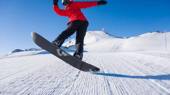 滑雪者冲下滑雪坡在途中表演跳跃动作