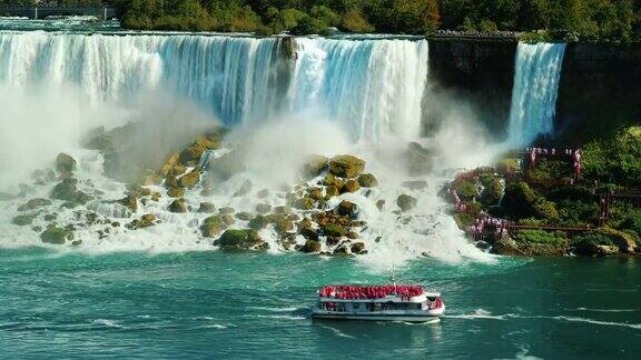 一艘载着游客的船在著名的尼亚加拉大瀑布下航行加拿大海岸的景色