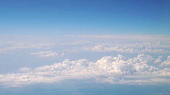在4K的云层上飞行