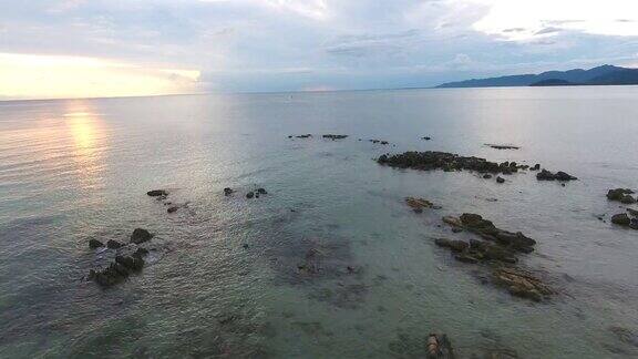 海面和岩石海滩在黄昏航拍视频