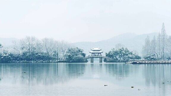 杭州冬季湖泊的风景