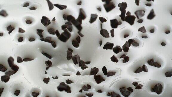 巧克力碎片落入奶油牛奶中