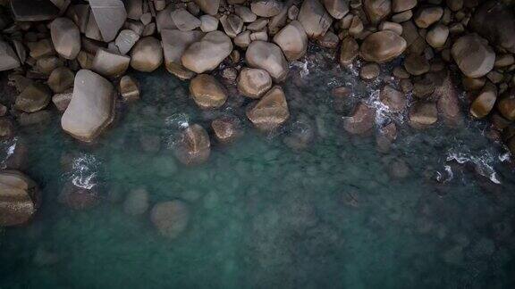 海水冲刷着泰国的海洋岩石