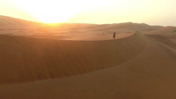 在日出时走过沙漠