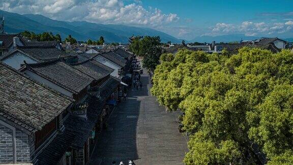 日落时分的大理老城屋顶景观中国云南