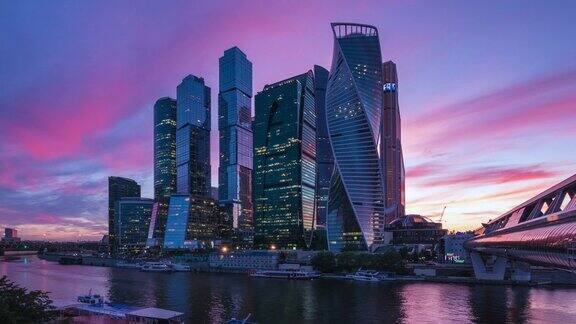俄罗斯莫斯科现代高层写字楼的落日余晖