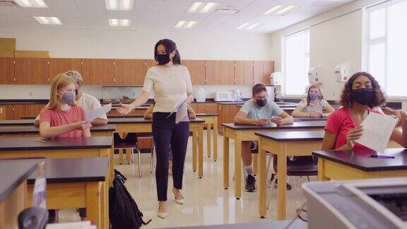 高中老师和学生在教室里戴着防护口罩