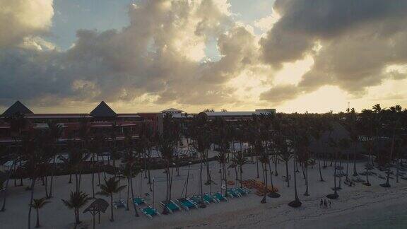 蓬塔卡纳鸟瞰图日落在海滩上的棕榈树上