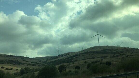 风力涡轮机和云-风力涡轮机-发电风车-风力涡轮机和傍晚的天空-风力涡轮机在强风中的作用-风力涡轮机替代能源-风力涡轮机:可持续的资源和未来