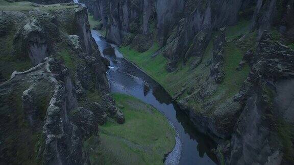 鸟瞰冰岛著名的Fjadrargljufur峡谷