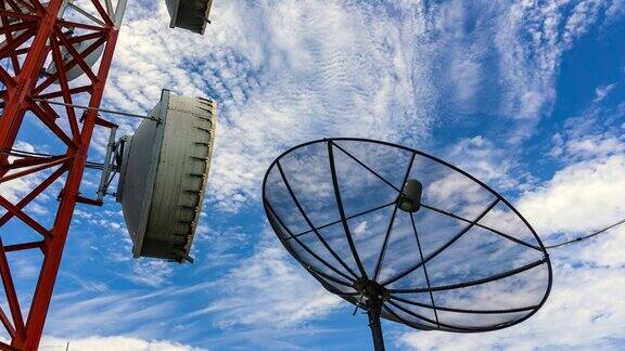卫星天线塔与云景在蓝天白云的背景