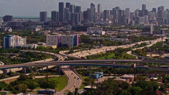 鸟瞰图迈阿密设计区在住宅社区和大高架交叉州际95和州际195在北迈阿密佛罗里达州无人机拍摄的b-roll镜头和平移摄像机的运动