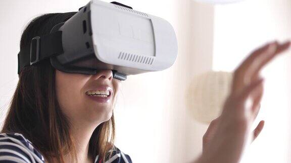 女人在家里使用虚拟现实眼镜慢镜头