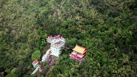 龙像与寺庙和红色神社在热带雨林的山在WatBanTham