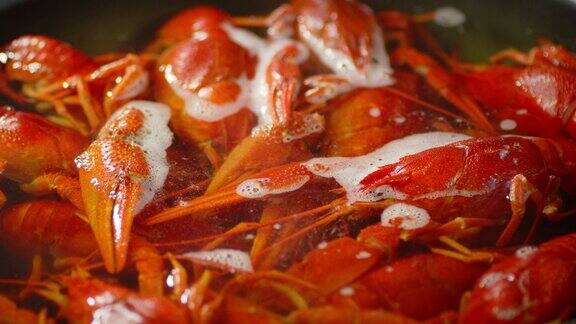 红螯虾在沸水中放入平底锅中旋转