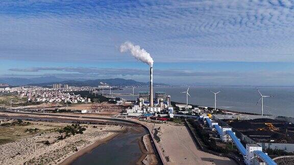 海边工业烟囱从发电厂排放废气的鸟瞰图