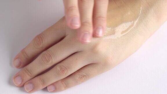 女性双手护理近距离拍摄的妇女将面霜涂在手皮肤上含透明质酸的精华油女性用手涂抹护肤化妆品保湿凝胶