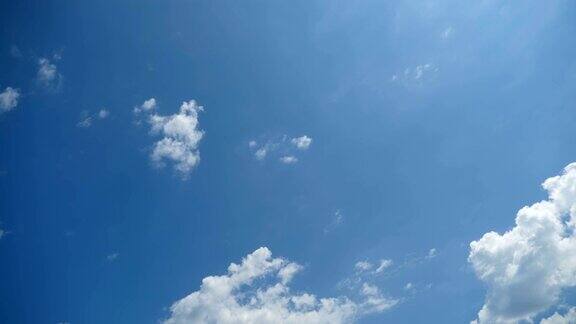 云在蓝色的天空中移动时间流逝