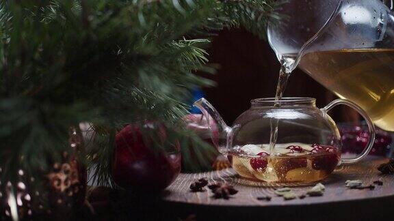 人们正在用手准备用苹果和蔓越莓制作的圣诞风味茶