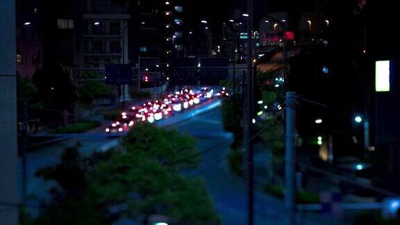 东京山手大街上的微缩交通拥堵夜景