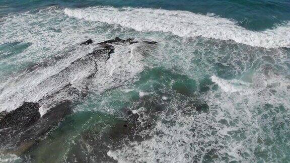海浪冲击岩石的空中海岸顶视图