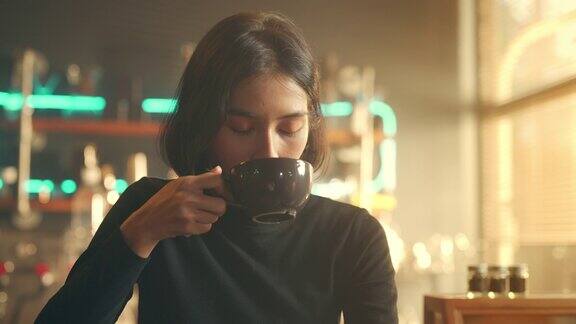 4K肖像的亚洲妇女喝黑咖啡在吧台