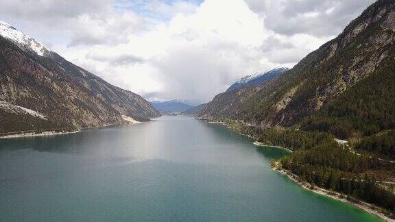 从奥地利的阿钦湖鸟瞰图与旅游船在4K