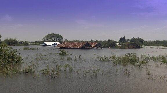 小工厂完全被淹没在农村地区只有屋顶可见