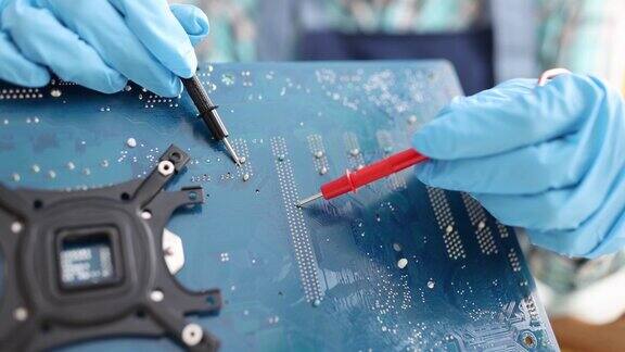 芯片维修工正在测试电路电子技术人员正在测试计算机芯片